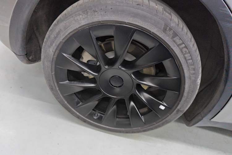 Used Tesla Model Y 2021 Standard Range Rear-Wheel Drive Version Right Rear Wheel Hub