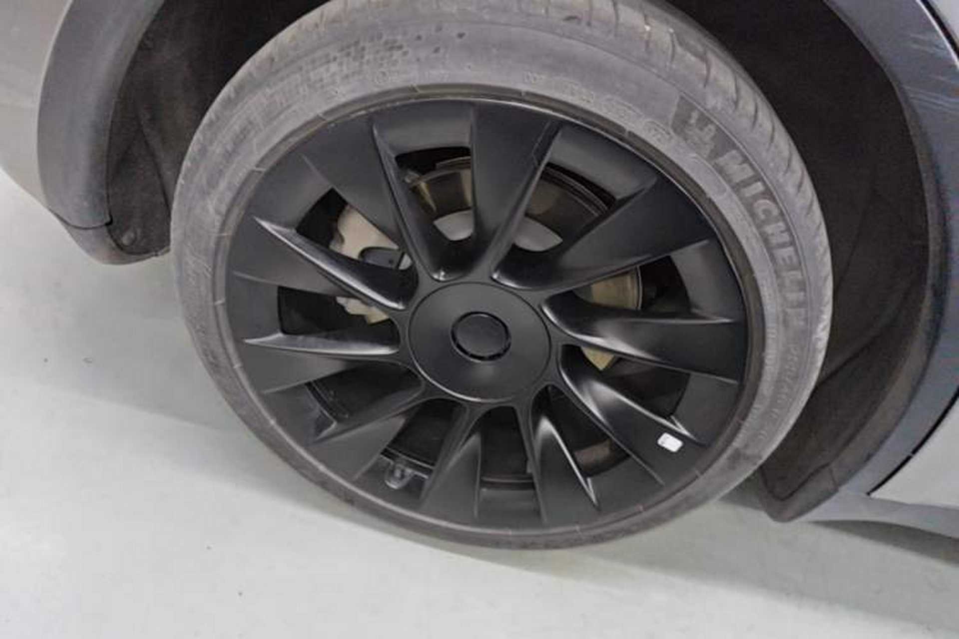 Used Tesla Model Y 2021 Standard Range Rear-Wheel Drive Version Right Rear Wheel Hub