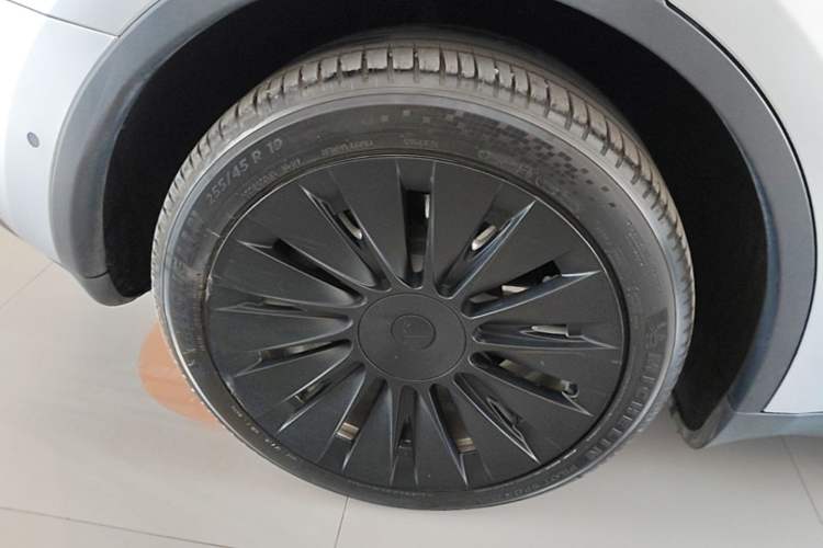 Used Tesla Model Y 2021 Long-Range All-Wheel-Drive Version 3D7 Right Rear Wheel Hub