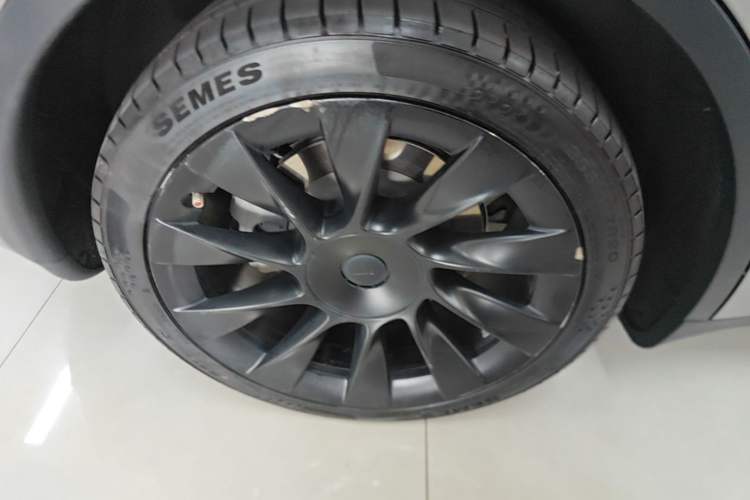 Used Tesla Model Y 2021 Standard Range Rear-Wheel Drive Version Right Rear Wheel Hub