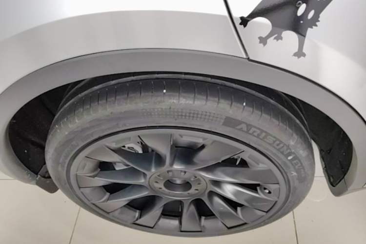 Used Tesla Model Y 2021 Long-Range All-Wheel-Drive Version 3D7 Right Rear Wheel Hub