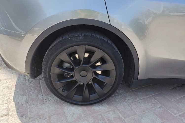 Used Tesla Model Y 2021 Long-Range All-Wheel-Drive Version Right Rear Wheel Hub