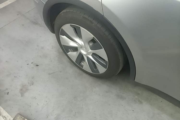 Used Tesla Model Y 2021 Long-Range All-Wheel-Drive Version Right Rear Wheel Hub