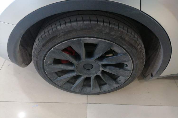 Used Tesla Model Y 2021 Standard Range Rear-Wheel Drive Version Right Rear Wheel Hub