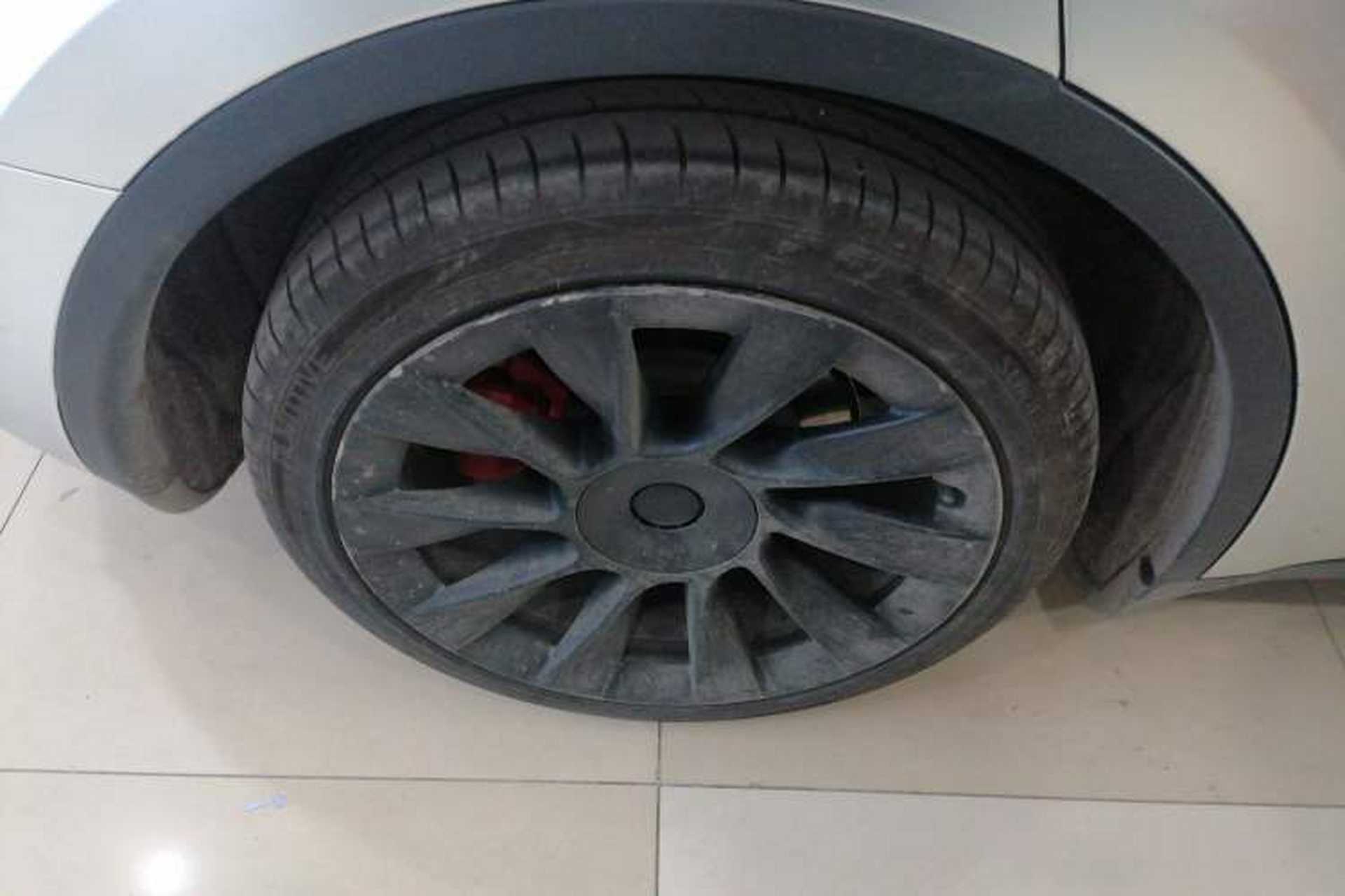 Used Tesla Model Y 2021 Standard Range Rear-Wheel Drive Version Right Rear Wheel Hub