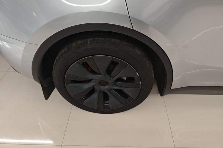 Used Tesla Model Y 2021 Standard Range Rear-Wheel Drive Version Right Rear Wheel Hub