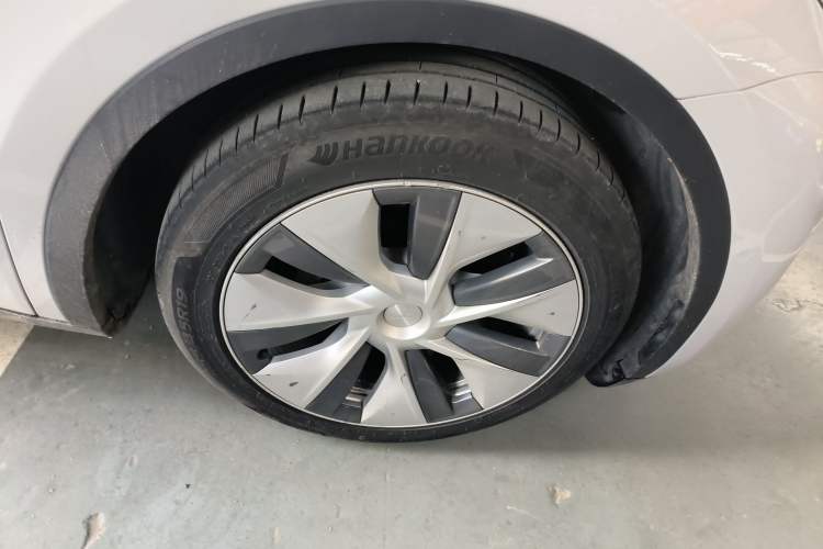 Used Tesla Model Y 2021 Standard Range Rear-Wheel Drive Version Right Rear Wheel Hub