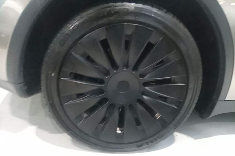 Used Tesla Model Y 2021 Long-Range All-Wheel-Drive Version 3D7 Right Rear Wheel Hub