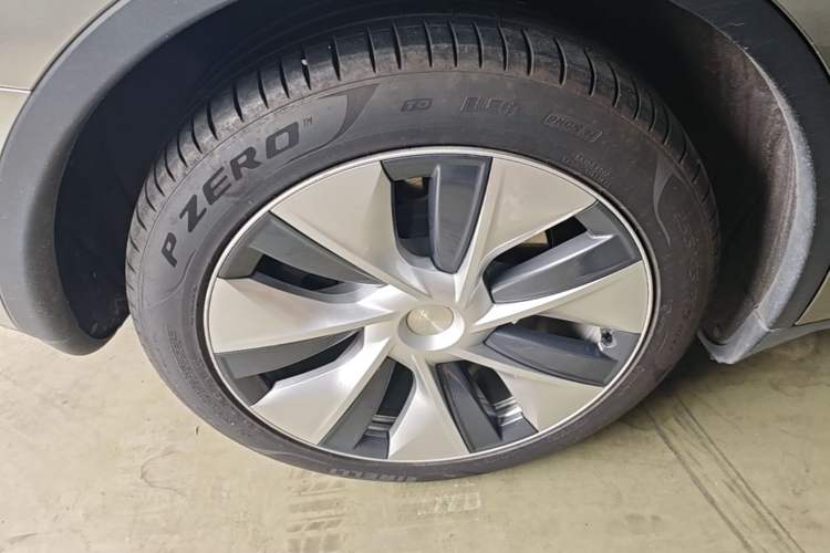 Used Tesla Model Y 2021 Long-Range All-Wheel-Drive Version 3D7 Right Rear Wheel Hub