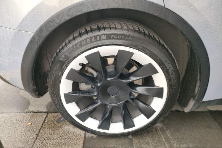 Used Tesla Model Y 2021 Long-Range All-Wheel-Drive Version 3D7 Right Rear Wheel Hub