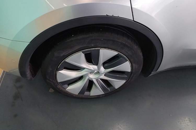 Used Tesla Model Y 2021 Standard Range Rear-Wheel Drive Version Right Rear Wheel Hub