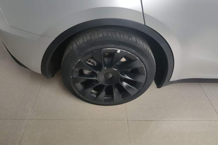 Used Tesla Model Y 2021 Revised Version 2 Long-Range All-Wheel-Drive Edition Right Rear Wheel Hub