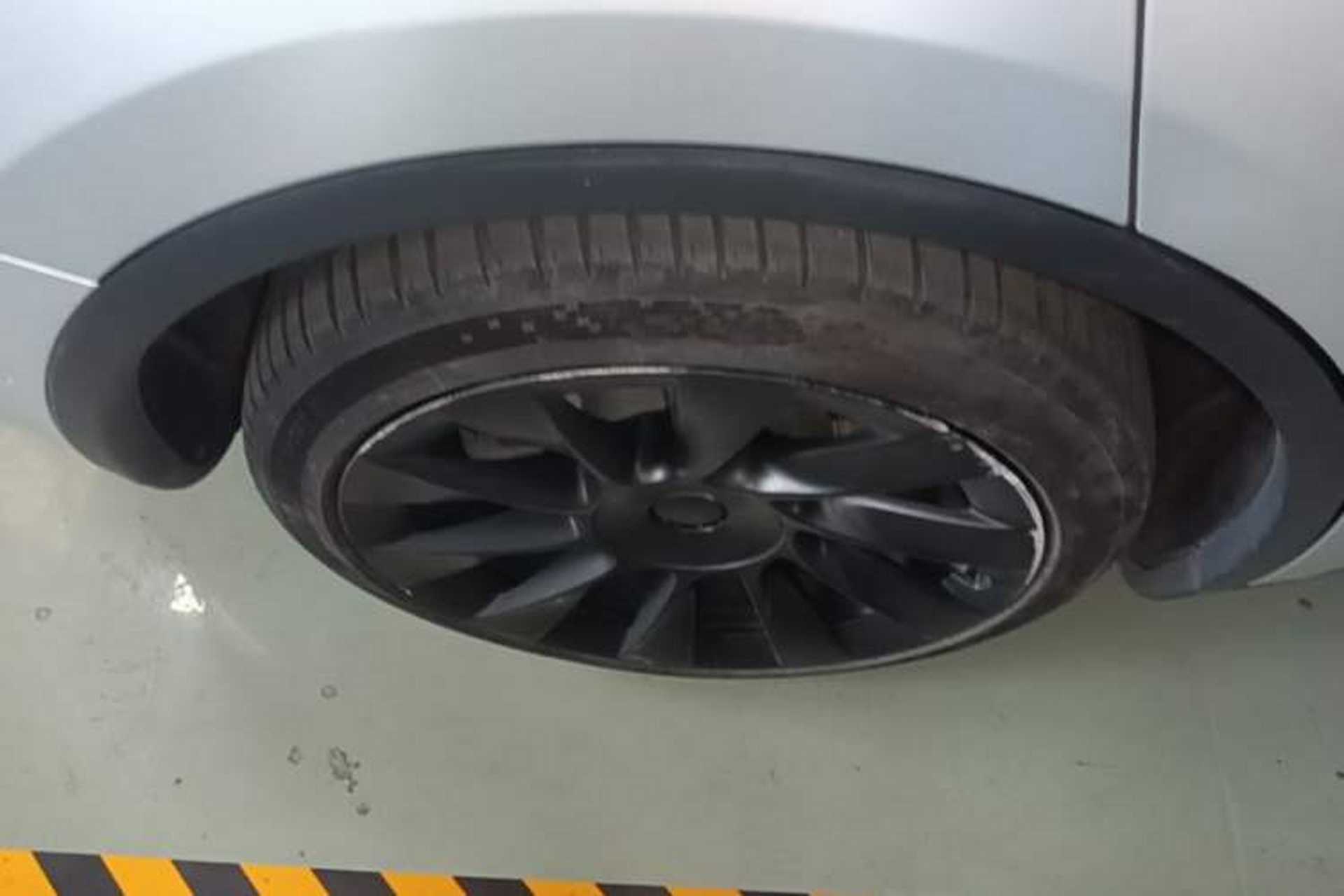 Used Tesla Model Y 2021 Standard Range Rear-Wheel Drive Version Right Rear Wheel Hub