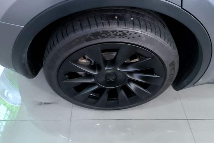Used Tesla Model Y 2021 Long-Range All-Wheel-Drive Version Right Rear Wheel Hub