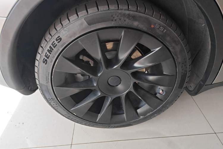 Used Tesla Model Y 2021 Standard Range Rear-Wheel Drive Version Right Rear Wheel Hub