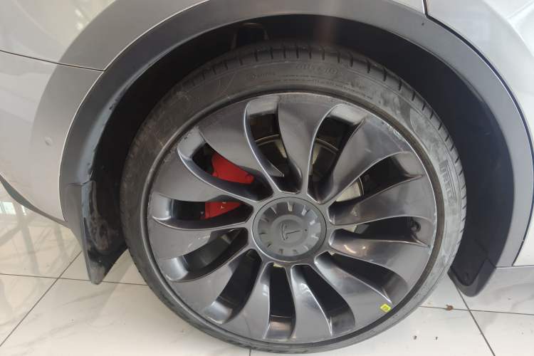 Used Tesla Model Y 2021 Performance High-Performance All-Wheel-Drive Version Right Rear Wheel Hub