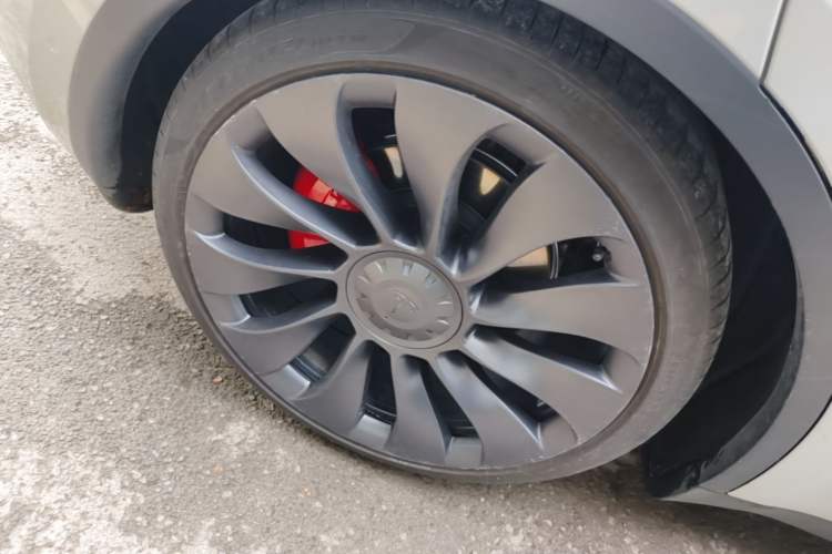 Used Tesla Model Y 2021 Performance High-Performance All-Wheel-Drive Version Right Rear Wheel Hub