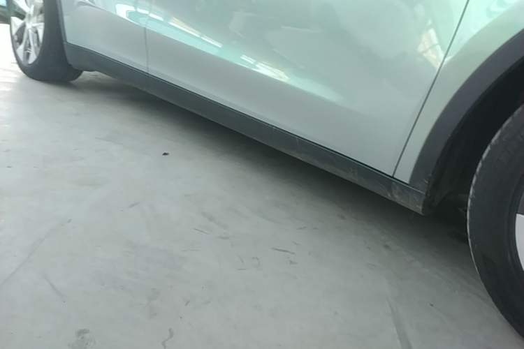 Used Tesla Model Y 2021 Long-Range All-Wheel-Drive Version 3D7 Right Side Sill