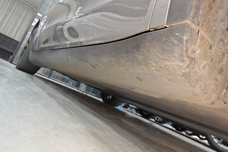Used Tesla Model Y 2021 Standard Range Rear-Wheel Drive Version Right Side Sill