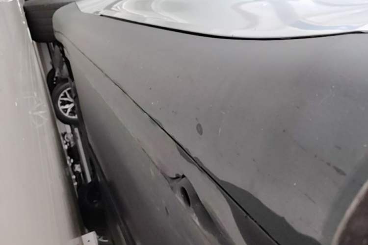 Used Tesla Model Y 2021 Long-Range All-Wheel-Drive Version 3D7 Right Side Sill