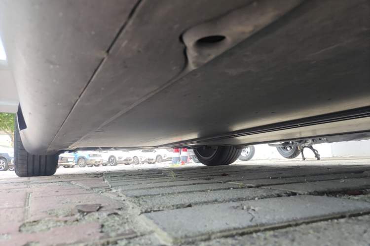 Used Tesla Model Y 2021 Long-Range All-Wheel-Drive Version Right Side Sill