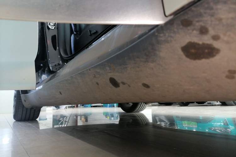 Used Tesla Model Y 2021 Standard Range Rear-Wheel Drive Version Right Side Sill
