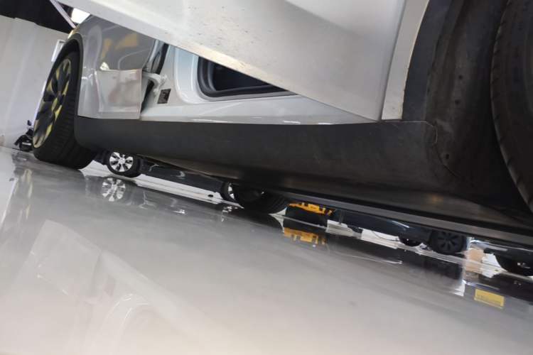 Used Tesla Model Y 2021 Performance High-Performance All-Wheel-Drive Version Right Side Sill