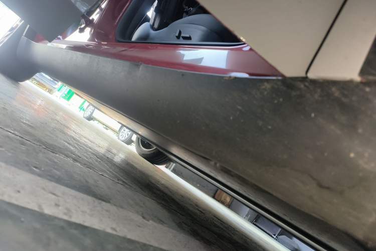 Used Tesla Model Y 2021 Standard Range Rear-Wheel Drive Version Right Side Sill