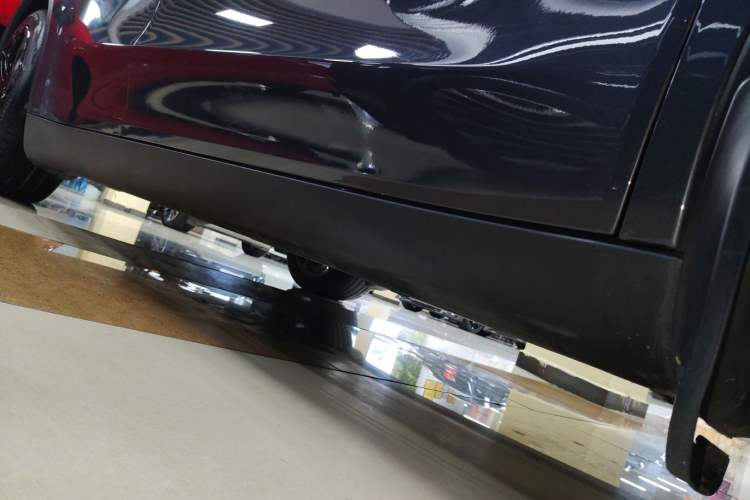 Used Tesla Model Y 2021 Standard Range Rear-Wheel Drive Version Right Side Sill