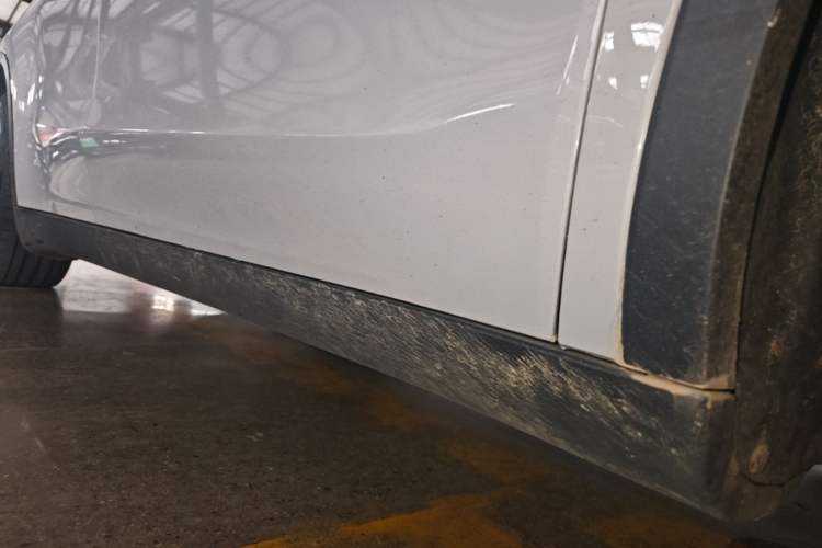 Used Tesla Model Y 2021 Standard Range Rear-Wheel Drive Version Right Side Sill