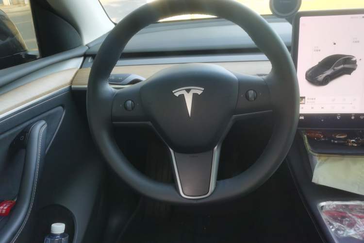 Used Tesla Model Y 2021 Long-Range All-Wheel-Drive Version Steering Wheel