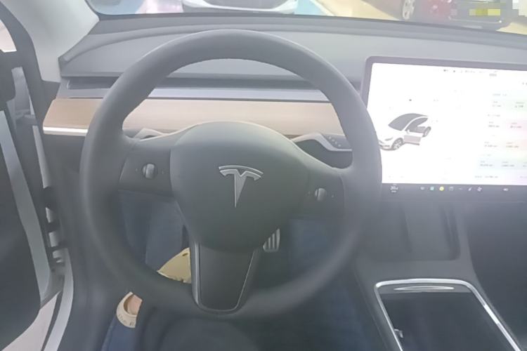 Used Tesla Model Y 2021 Long-Range All-Wheel-Drive Version Steering Wheel