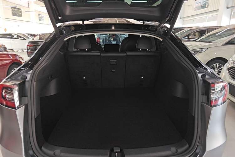 Used Tesla Model Y 2021 Standard Range Rear-Wheel Drive Version Trunk
