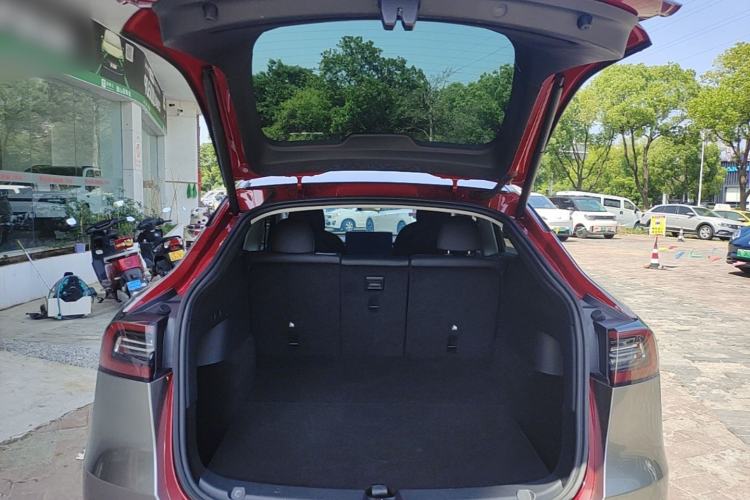 Used Tesla Model Y 2021 Long-Range All-Wheel-Drive Version Trunk