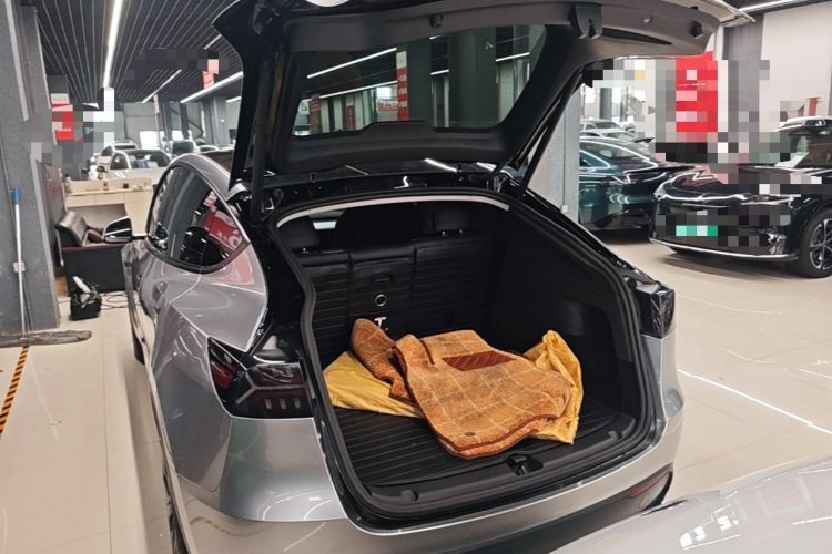 Used Tesla Model Y 2021 Standard Range Rear-Wheel Drive Version Trunk