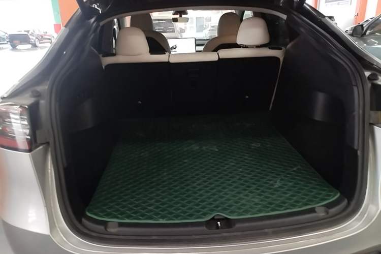 Used Tesla Model Y 2021 Standard Range Rear-Wheel Drive Version Trunk