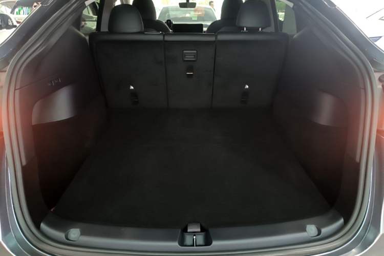 Used Tesla Model Y 2021 Long-Range All-Wheel-Drive Version Trunk