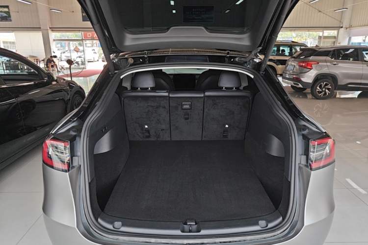 Used Tesla Model Y 2021 Standard Range Rear-Wheel Drive Version Trunk