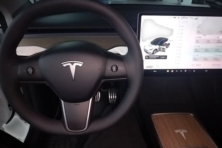 Used Tesla Model Y 2021 Standard Range Rear-Wheel Drive Version Center Console