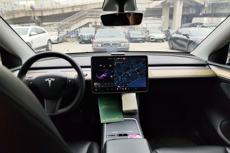 Used Tesla Model Y 2021 Standard Range Rear-Wheel Drive Version Center Console