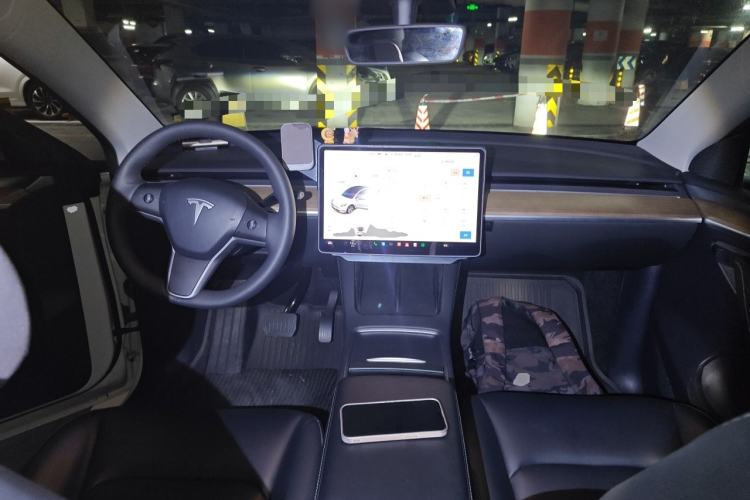 Used Tesla Model Y 2021 Standard Range Rear-Wheel Drive Version Center Console