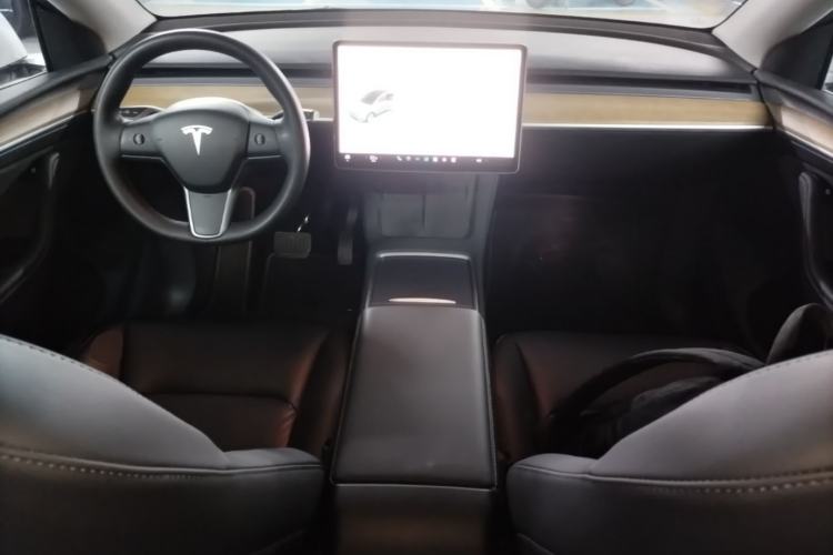 Used Tesla Model Y 2021 Standard Range Rear-Wheel Drive Version Center Console