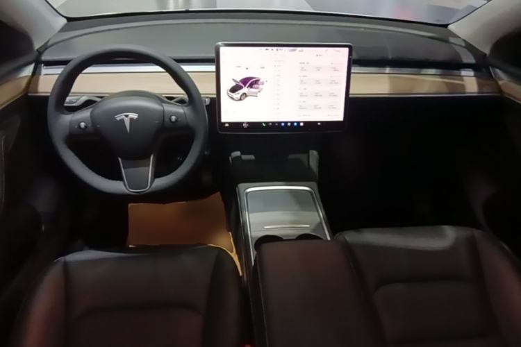 Used Tesla Model Y 2021 Standard Range Rear-Wheel Drive Version Center Console