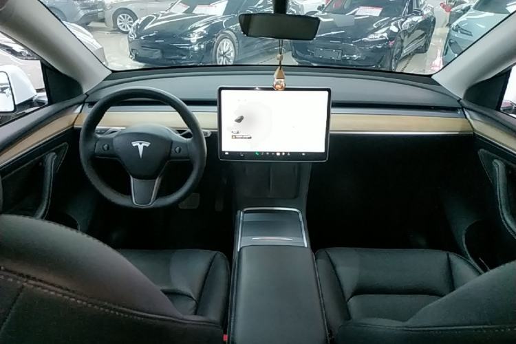 Used Tesla Model Y 2021 Standard Range Rear-Wheel Drive Version Center Console