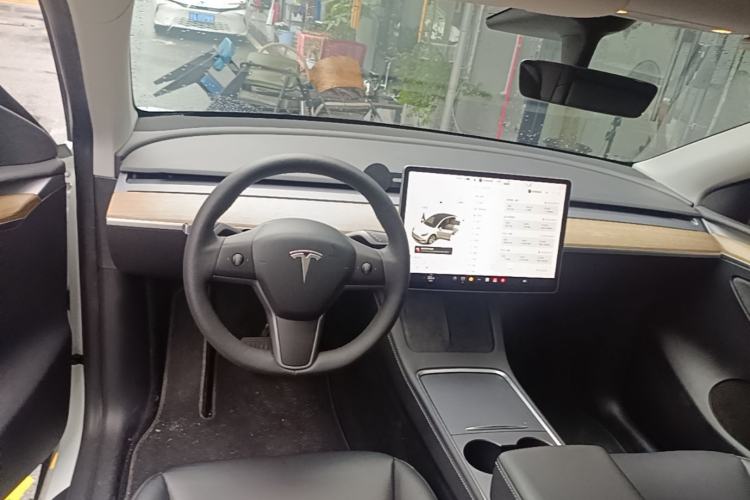 Used Tesla Model Y 2021 Long-Range All-Wheel-Drive Version Center Console