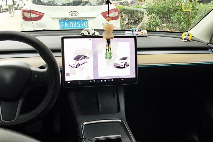 Used Tesla Model Y 2021 Standard Range Rear-Wheel Drive Version Center Console