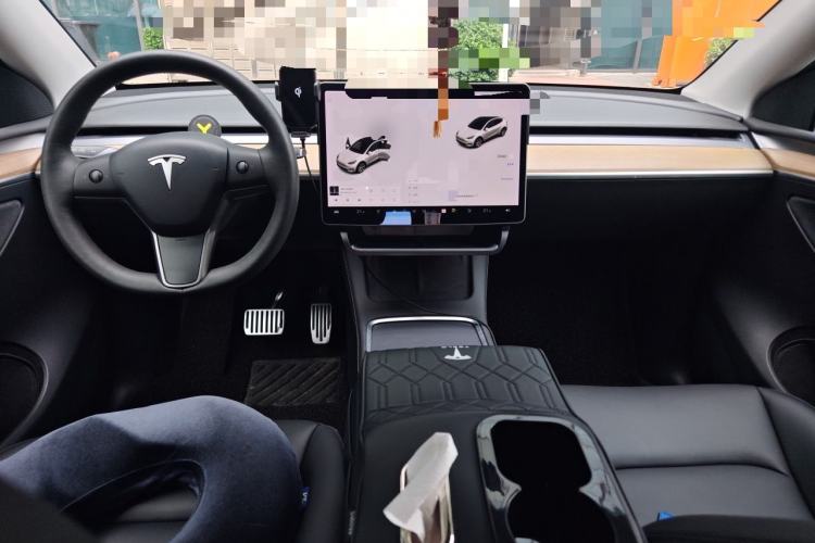 Used Tesla Model Y 2021 Standard Range Rear-Wheel Drive Version Center Console