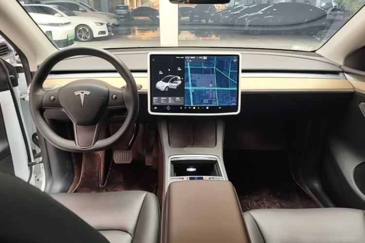 Used Tesla Model Y 2021 Standard Range Rear-Wheel Drive Version Center Console