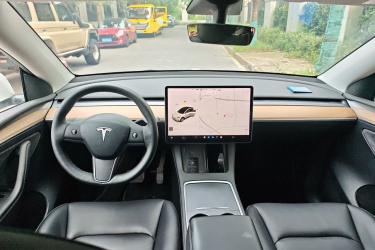 Used Tesla Model Y 2021 Standard Range Rear-Wheel Drive Version Center Console