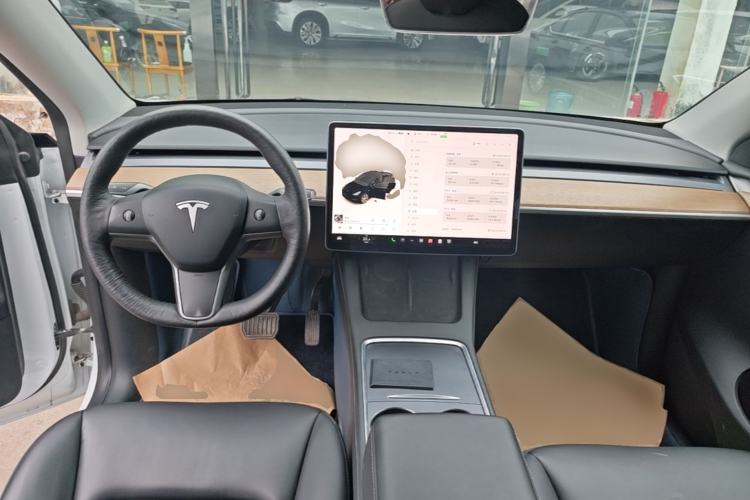 Used Tesla Model Y 2021 Long-Range All-Wheel-Drive Version Center Console